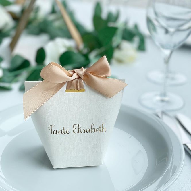 Hovedbilde Gaveeske hvit, med navn, og bånd